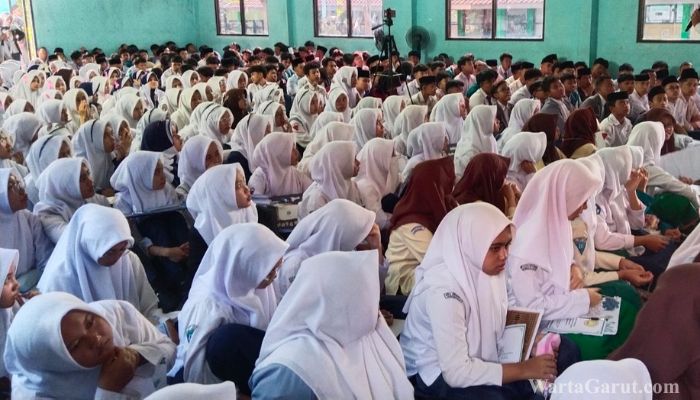 Kepala MAN 1 Garut, Drs. H. Sarip Asbuloh, M.PMat., menjelaskan tingginya minat masyarakat pada PMBM 2026 yang diikuti lebih dari 500 pendaftar dengan kuota hanya 396 siswa.