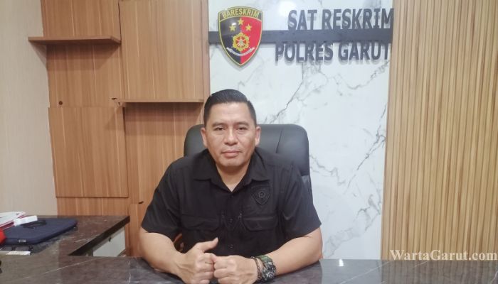 Kasat Reskrim Polres Garut AKP Herman Saputra memberikan keterangan terkait pengungkapan kasus pengeroyokan terhadap petugas penjaga perlintasan kereta api di Leuwigoong.