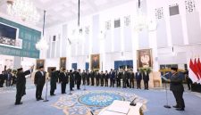 Presiden Prabowo Subianto melantik Donny Ermawan Taufanto sebagai Gubernur dan Yos Sunitiyoso sebagai Wakil Gubernur Universitas Republik Indonesia di Istana Negara, Jakarta, Rabu (22/7/2026).