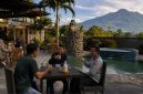 Area outdoor Sagara Cafe menawarkan panorama Gunung Guntur dan kolam renang.