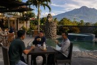 Area outdoor Sagara Cafe menawarkan panorama Gunung Guntur dan kolam renang.
