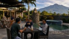 Area outdoor Sagara Cafe menawarkan panorama Gunung Guntur dan kolam renang.
