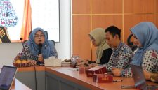 Bunda PAUD Kabupaten Garut bersama Kepala Dinas Pendidikan memimpin rapat koordinasi lintas OPD untuk memantapkan implementasi program wajib belajar 1 tahun pra-sekolah di Kabupaten Garut.