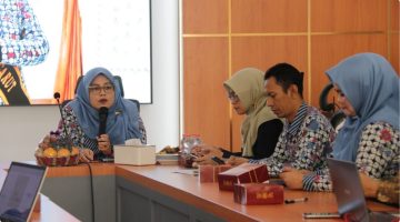 Bunda PAUD Kabupaten Garut bersama Kepala Dinas Pendidikan memimpin rapat koordinasi lintas OPD untuk memantapkan implementasi program wajib belajar 1 tahun pra-sekolah di Kabupaten Garut.