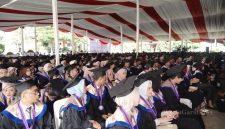 Rektor Universitas Garut, Dr. Irfan Nabhani, S.E., M.T., memimpin Sidang Terbuka Senat Wisuda Sarjana dan Magister Angkatan XLIV Gelombang II Tahun Akademik 2025/2026 di Kampus Universitas Garut, Sabtu (25/7/2026).