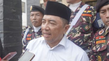 Bupati Garut Abdusy Syakur Amin memberikan keterangan terkait jalan Banjarwangi seusai menghadiri Pelantikan PC Muslimat NU Kabupaten Garut di Gedung Islamic Centre, Garut Kota, Sabtu (15/8/2026).