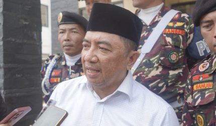 Bupati Garut Abdusy Syakur Amin memberikan keterangan terkait jalan Banjarwangi