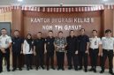 Bupati Garut Abdusy Syakur Amin saat memanfaatkan layanan Same Day Service untuk memperpanjang paspor di Kantor Imigrasi Garut, Kamis (13/8/2026).