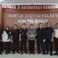 Bupati Garut Abdusy Syakur Amin saat memanfaatkan layanan Same Day Service untuk memperpanjang paspor di Kantor Imigrasi Garut, Kamis (13/8/2026).