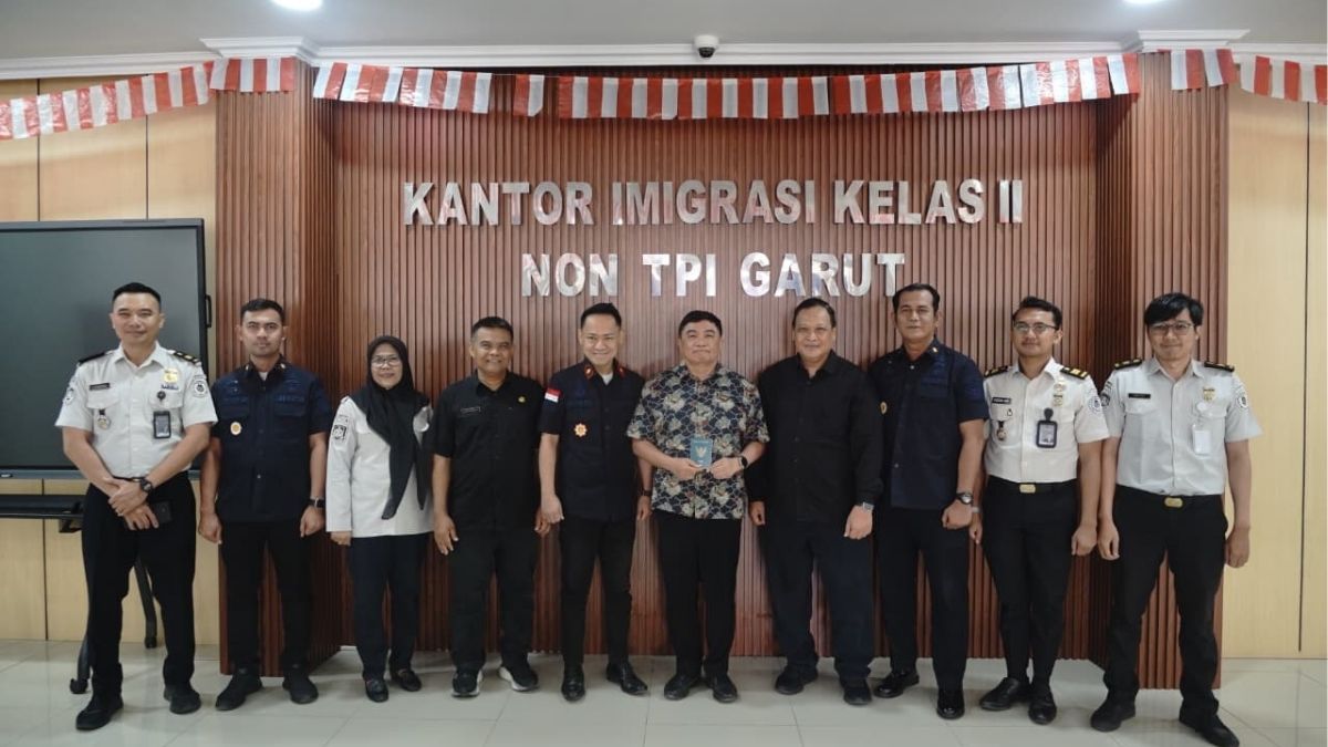 Bupati Garut Abdusy Syakur Amin saat memanfaatkan layanan Same Day Service untuk memperpanjang paspor di Kantor Imigrasi Garut, Kamis (13/8/2026).