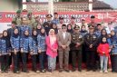 Camat Karangpawitan Drs. H. Anas Aolia Malik, M.Si., foto bersama usai upacara penurunan bendera dalam rangka HUT RI ke-81 di Kecamatan Karangpawitan.