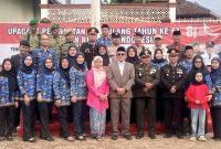 Camat Karangpawitan Drs. H. Anas Aolia Malik, M.Si., foto bersama usai upacara penurunan bendera dalam rangka HUT RI ke-81 di Kecamatan Karangpawitan.