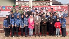 Camat Karangpawitan Drs. H. Anas Aolia Malik, M.Si., foto bersama usai upacara penurunan bendera dalam rangka HUT RI ke-81 di Kecamatan Karangpawitan.