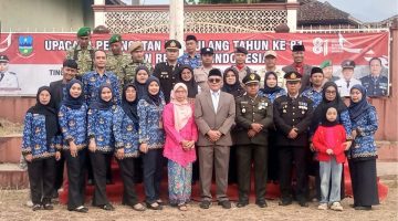 Camat Karangpawitan Drs. H. Anas Aolia Malik, M.Si., foto bersama usai upacara penurunan bendera dalam rangka HUT RI ke-81 di Kecamatan Karangpawitan.