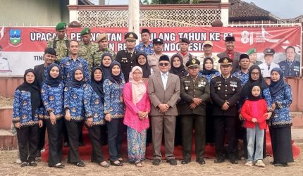 camat-karangpawitan-penurunan-bendera.webp