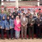Camat Karangpawitan Drs. H. Anas Aolia Malik, M.Si., foto bersama usai upacara penurunan bendera dalam rangka HUT RI ke-81 di Kecamatan Karangpawitan.