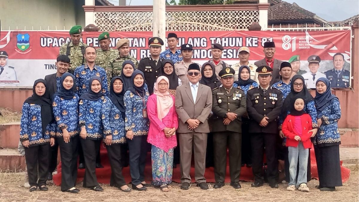 Camat Karangpawitan Drs. H. Anas Aolia Malik, M.Si., foto bersama usai upacara penurunan bendera dalam rangka HUT RI ke-81 di Kecamatan Karangpawitan.