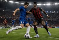 Duel pemain Chelsea dan AC Milan dalam laga pramusim di SUGBK, Jakarta, Sabtu (8/8/2026).( Ilustrasi Warta Garut)