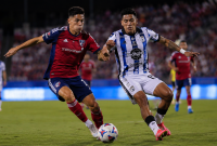 Ilustrasi pertandingan FC Dallas melawan Querétaro yang masih berlangsung dengan Dallas unggul 1-0 berkat gol Santiago Moreno