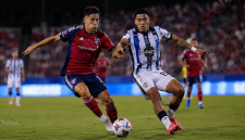Ilustrasi pertandingan FC Dallas melawan Querétaro yang masih berlangsung dengan Dallas unggul 1-0 berkat gol Santiago Moreno