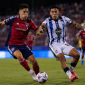 Ilustrasi pertandingan FC Dallas melawan Querétaro yang masih berlangsung dengan Dallas unggul 1-0 berkat gol Santiago Moreno