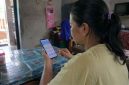 Ilustrasi warga mengecek informasi peringkat kesejahteraan melalui layanan digital.