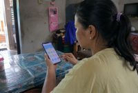 Ilustrasi warga mengecek informasi peringkat kesejahteraan melalui layanan digital.