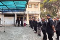 Sekda Garut Nurdin Yana memimpin apel pagi jajaran Diskominfo Kabupaten Garut di Halaman Kantor Diskominfo, Kamis (6/8/2026).
