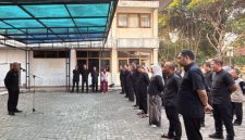 Sekda Garut Nurdin Yana memimpin apel pagi jajaran Diskominfo Kabupaten Garut di Halaman Kantor Diskominfo, Kamis (6/8/2026).