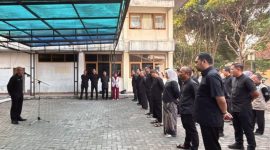 Sekda Garut Nurdin Yana memimpin apel pagi jajaran Diskominfo Kabupaten Garut di Halaman Kantor Diskominfo, Kamis (6/8/2026).