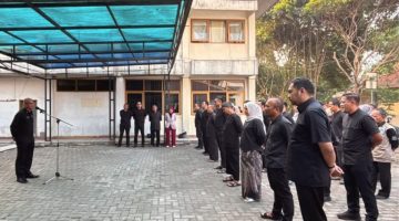 Sekda Garut Nurdin Yana memimpin apel pagi jajaran Diskominfo Kabupaten Garut di Halaman Kantor Diskominfo, Kamis (6/8/2026).