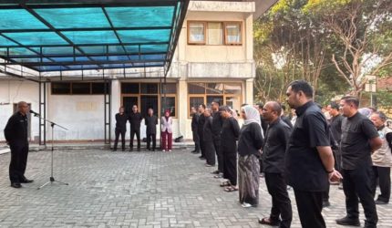 Sekda Garut Nurdin Yana memimpin apel pagi jajaran Diskominfo Garut