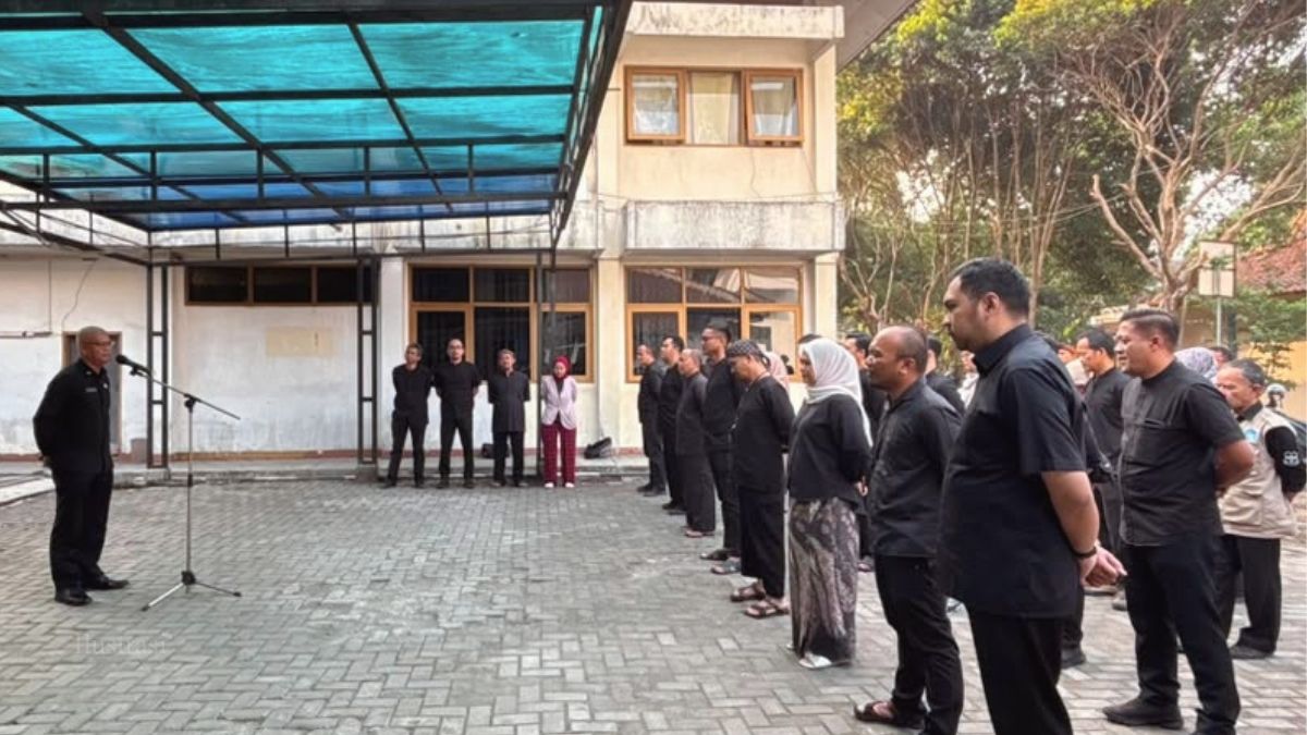 Sekda Garut Nurdin Yana memimpin apel pagi jajaran Diskominfo Kabupaten Garut di Halaman Kantor Diskominfo, Kamis (6/8/2026).