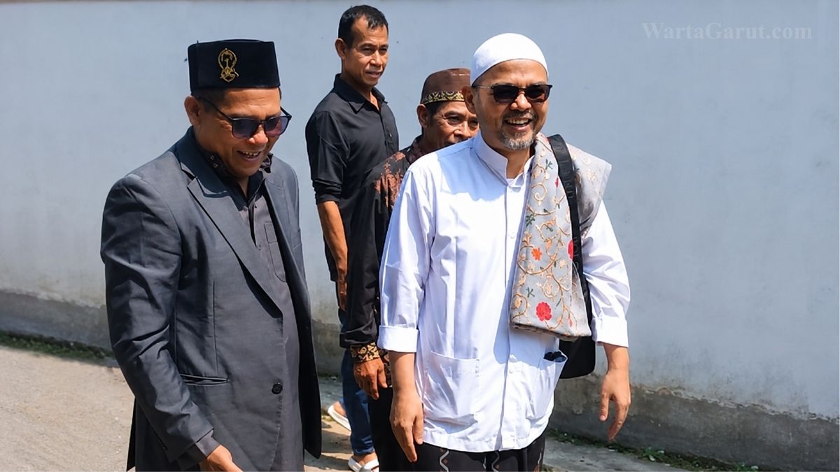 Kang Iman mewakafkan tanah untuk pembangunan Masjid Baitussurur dan pusat pendidikan Islam di Wanaraja.