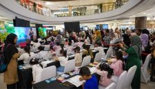Ilustrasi suasana lomba mewarnai anak di Atrium Citimall Garut dalam kegiatan Fun Coloring Fruitcity Indonesia.