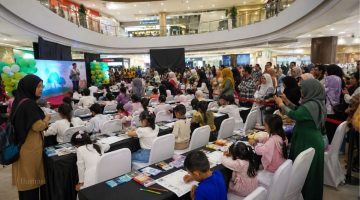 Ilustrasi suasana lomba mewarnai anak di Atrium Citimall Garut dalam kegiatan Fun Coloring Fruitcity Indonesia.