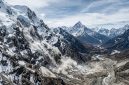 Ilustrasi runtuhnya gletser yang memicu aliran debris di kawasan Himalaya