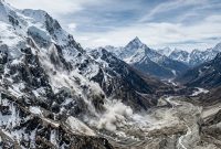 Ilustrasi runtuhnya gletser yang memicu aliran debris di kawasan Himalaya