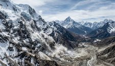 Ilustrasi runtuhnya gletser yang memicu aliran debris di kawasan Himalaya