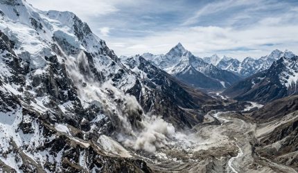 Ilustrasi gletser runtuh di kawasan Himalaya Nepal