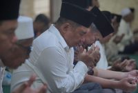 Bupati Garut Abdusy Syakur Amin menghadiri doa bersama menjelang HUT ke-81 Republik Indonesia di Masjid Agung Garut, Jumat (14/8/2026).