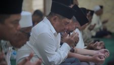 Bupati Garut Abdusy Syakur Amin menghadiri doa bersama menjelang HUT ke-81 Republik Indonesia di Masjid Agung Garut, Jumat (14/8/2026).