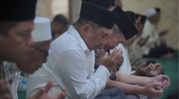 Bupati Garut Abdusy Syakur Amin menghadiri doa bersama menjelang HUT ke-81 Republik Indonesia di Masjid Agung Garut, Jumat (14/8/2026).