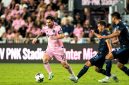 Megabintang Inter Miami CF, Lionel Messi, saat berlaga melawan Toronto FC di Nu Stadium, Florida.
