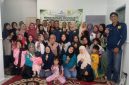 Tim Pengabdian kepada Masyarakat IKKHG mengedukasi warga Desa Sindanggalih tentang pengelolaan sampah berbasis 3R.