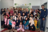 Tim Pengabdian kepada Masyarakat IKKHG mengedukasi warga Desa Sindanggalih tentang pengelolaan sampah berbasis 3R.