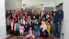 Tim Pengabdian kepada Masyarakat IKKHG mengedukasi warga Desa Sindanggalih tentang pengelolaan sampah berbasis 3R.