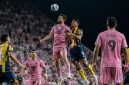 Ilustrasi pertandingan Inter Miami melawan Atlético San Luis dengan Inter Miami unggul 2-1 pada babak pertama.