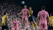 Ilustrasi pertandingan Inter Miami melawan Atlético San Luis dengan Inter Miami unggul 2-1 pada babak pertama.