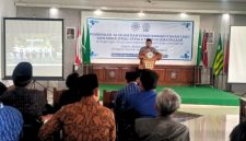 Direktur Utama PT Surya Garut Abadi H. Ismar Zakaria saat menyampaikan laporan progres penggunaan Batik Muhammadiyah Garut, Kamis (20/8/2026).